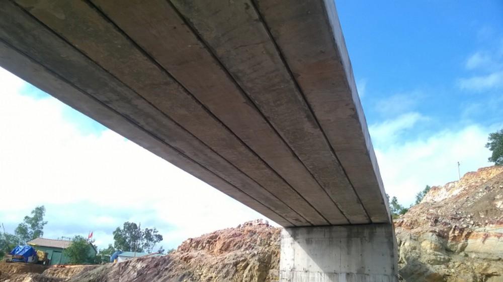 Cầu cánh sen - cầu dầm bản BTCT DUL dài 12m  