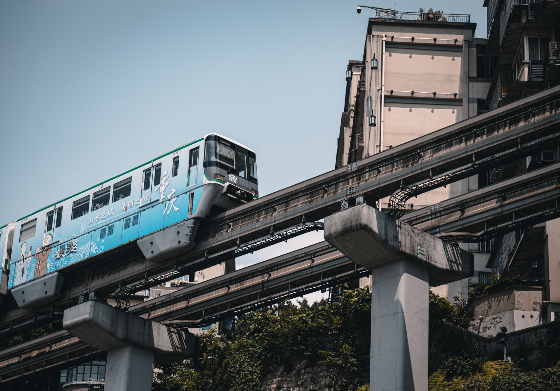 straddle monorail train elevated track
